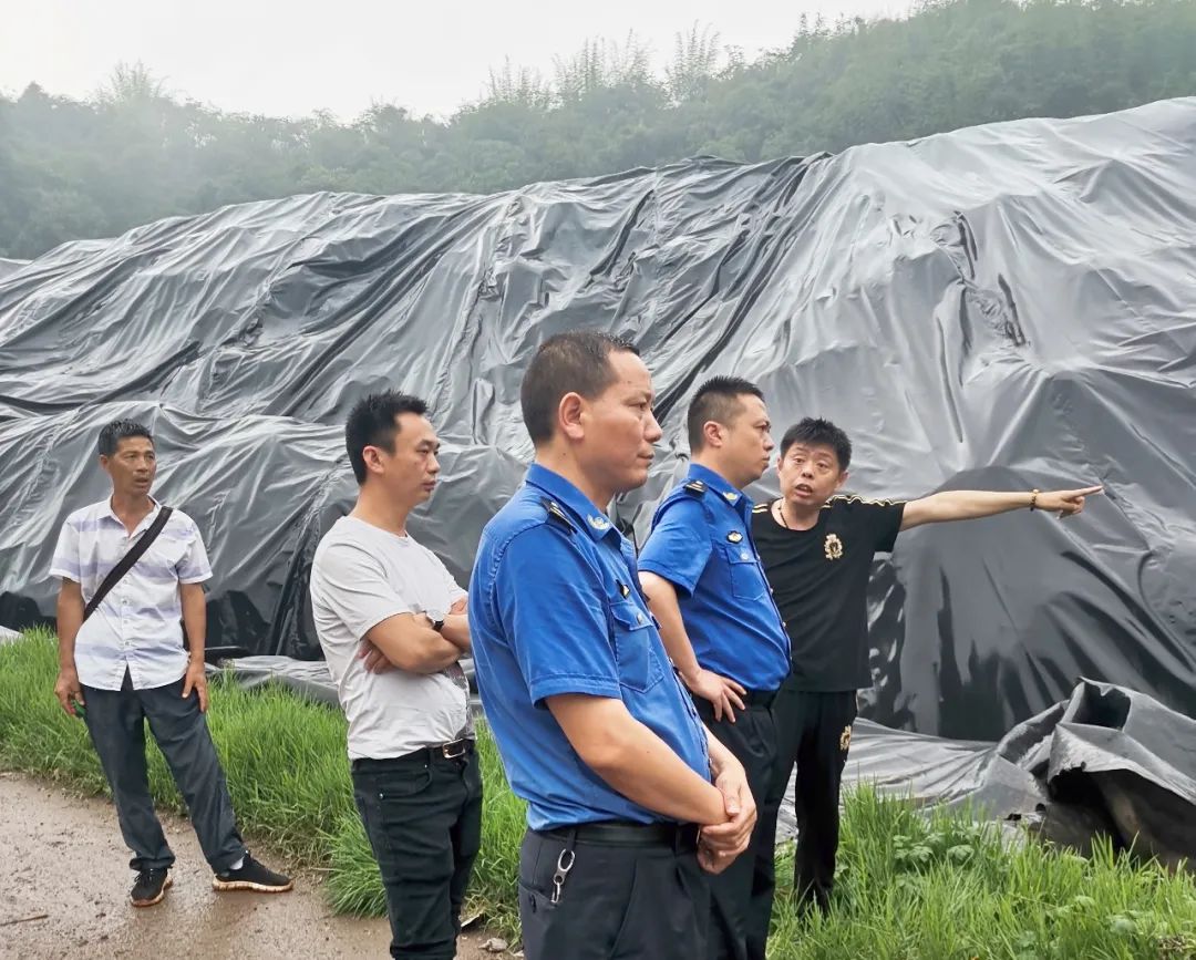 犍為縣綜合行政執(zhí)法局領(lǐng)導(dǎo)蒞臨碩特環(huán)保項(xiàng)目現(xiàn)場指導(dǎo)工作